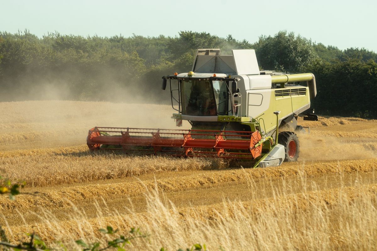 Traktor auf einem landwirtschaftlichen Feld im Münsterland