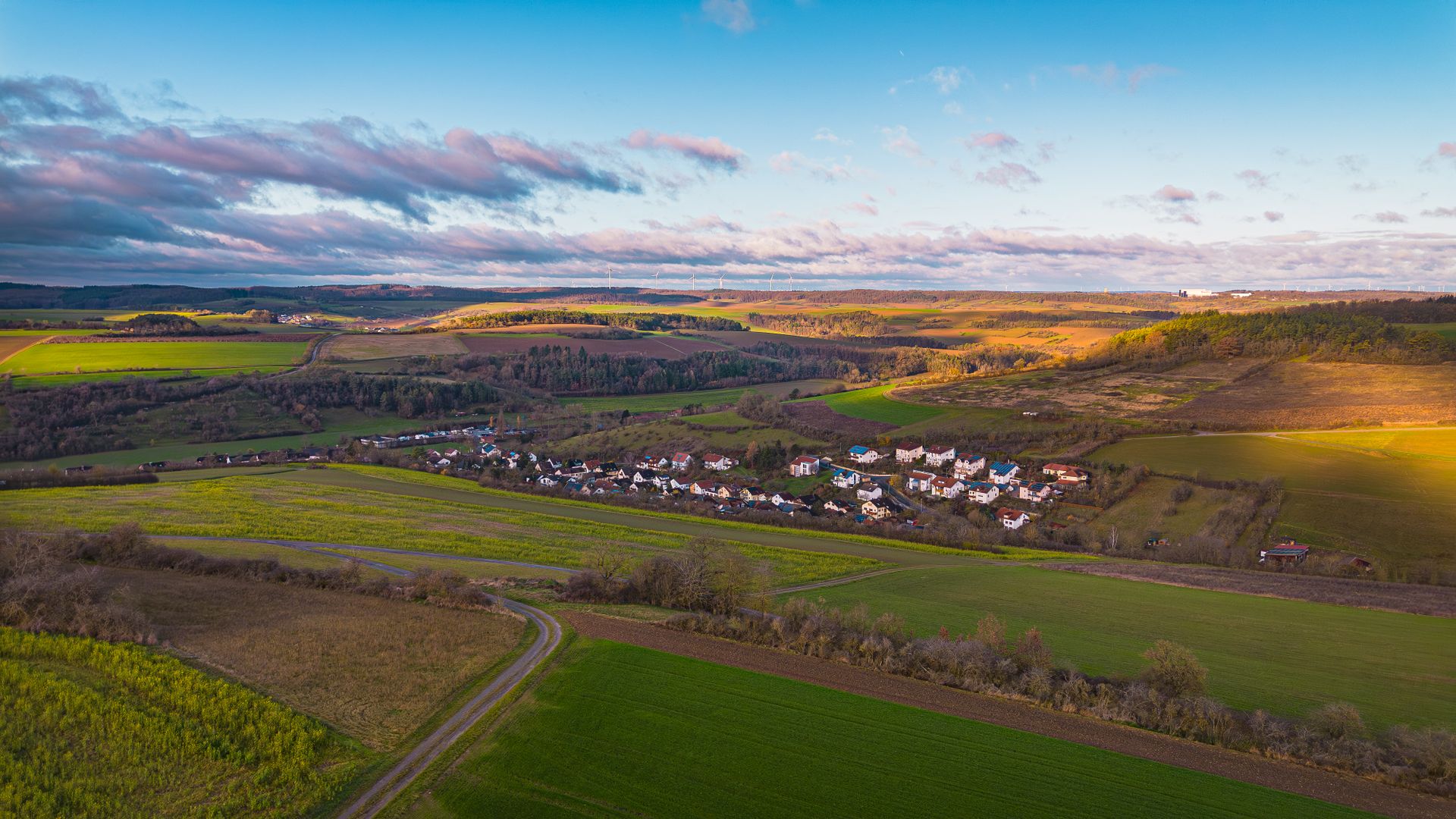 Landwirtschaftliche Hofstelle mit Wirtschaftsgebäuden im Münsterland aus der Vogelperspektive